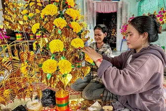 Giữ nghề làm hoa giấy dâng chùa - Nét đẹp mùa Kathina