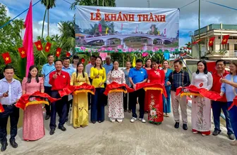 Khánh thành cầu Sáu Ni và trao quà tặng người dân, học sinh ở xã Hỏa Lựu Khánh thành cầu Sáu Ni và trao quà tặng người dân, học sinh ở xã Hỏa Lựu