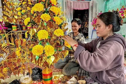 Giữ nghề làm hoa giấy dâng chùa - Nét đẹp mùa Kathina Giữ nghề làm hoa giấy dâng chùa - Nét đẹp mùa Kathina