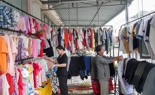 Gian hàng quần áo 0 đồng “đẹp như ở tiệm”