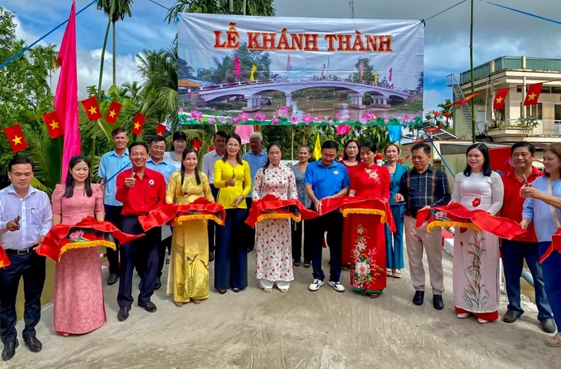 Khánh thành cầu Sáu Ni và trao quà tặng người dân, học sinh ở xã Hỏa Lựu Khánh thành cầu Sáu Ni và trao quà tặng người dân, học sinh ở xã Hỏa Lựu