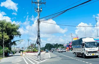 Cần sớm di dời trụ điện ở lòng đường