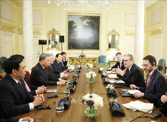 UK Prime Minister welcomes, holds talks with Vietnamese Party General Secretary