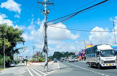 Cần sớm di dời trụ điện ở lòng đường Cần sớm di dời trụ điện ở lòng đường