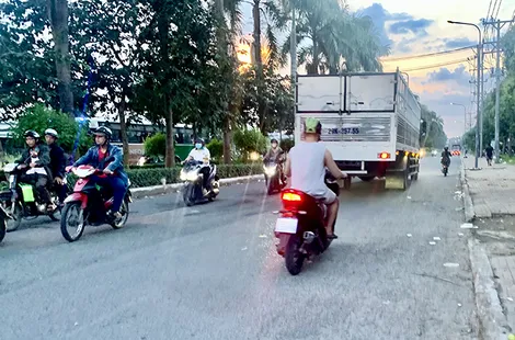 Nguy hiểm tình trạng đi ngược chiều ở Khu công nghiệp Tân Phú Thạnh Nguy hiểm tình trạng đi ngược chiều ở Khu công nghiệp Tân Phú Thạnh
