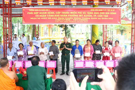 Trường Quân sự Quân khu 9 tổ chức chương trình khám bệnh, cấp thuốc miễn phí