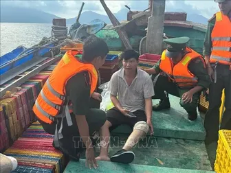 Kịp thời ứng cứu 8 thuyền viên gặp nạn trên vùng biển Côn Đảo Kịp thời ứng cứu 8 thuyền viên gặp nạn trên vùng biển Côn Đảo