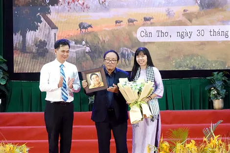 Nhà thơ Trần Đăng Khoa giao lưu với sinh viên Đại học Cần Thơ Nhà thơ Trần Đăng Khoa giao lưu với sinh viên Đại học Cần Thơ