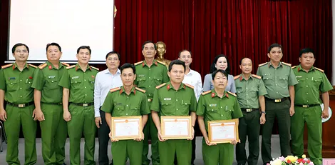 Khen thưởng các cá nhân có thành tích xuất sắc trong phòng, chống tội phạm Khen thưởng các cá nhân có thành tích xuất sắc trong phòng, chống tội phạm