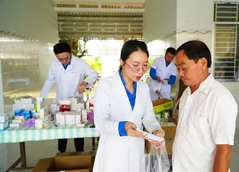 Dùng thuốc tùy tiện, tuyến thượng thận suy