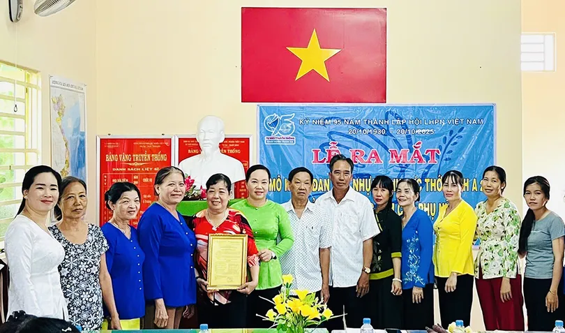 Hội LHPN phường Ô Môn ra mắt mô hình đan dây nhựa Hội LHPN phường Ô Môn ra mắt mô hình đan dây nhựa