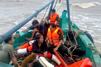 Cà Mau: Kịp thời cứu 2 vớt 2 ngư dân chìm tàu trên biển
