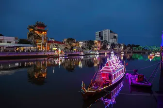 Khai mạc trình diễn thả đèn nước và Ghe Cà Hâu