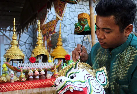Nét đẹp nghề làm mão, mặt nạ của người Khmer