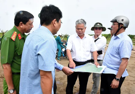 Khảo sát tình trạng sạt lở tuyến đê biển Đông thuộc xã Vĩnh Hải