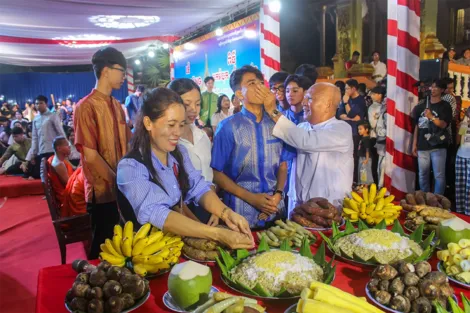 Lễ Cúng Trăng cầu năm mới sung túc, mưa thuận gió hòa