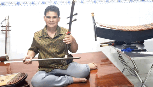 សិល្ប​ករ​ស្នេ​ហា​សិល្បៈ​ខ្មែរ