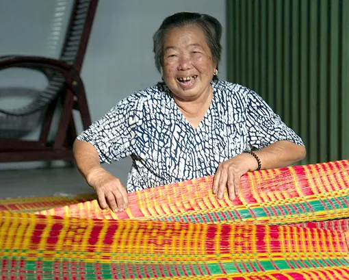 Trăm năm nghề chiếu Cà Hom