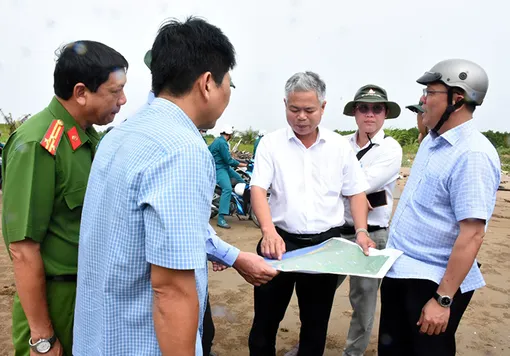 Khảo sát tình trạng sạt lở tuyến đê biển Đông thuộc xã Vĩnh Hải