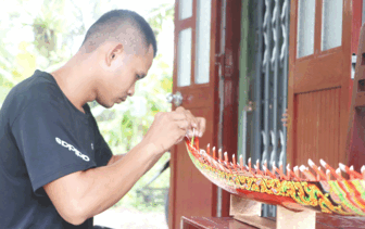 បុរស​មាន​ទេព​កោ​សល្យ​ខាង​ក្បូរ​ក្បាច់​រចនា