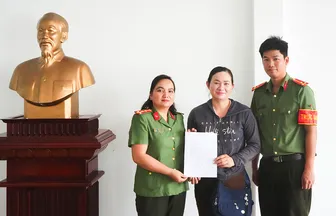 Nữ đại úy công an trao trả tiền cho người dân chuyển nhầm
