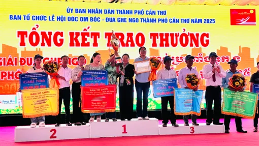 Các đội ghe Ngo nam, nữ của chùa Bô Tum Reng Sây Tum Núp bảo vệ thành công ngôi vô địch