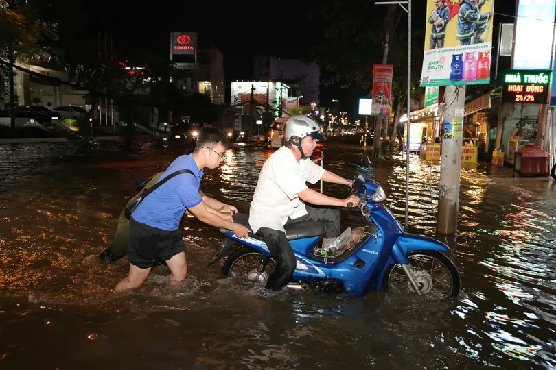 Triều cường tiếp tục dâng cao đạt đỉnh 2,27m