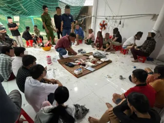 Triệt phá điểm lắc tài xỉu ăn tiền, tạm giữ hình sự nhiều đối tượng