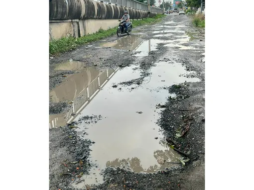 Đường dân sinh cầu Hưng Lợi xuống cấp nghiêm trọng