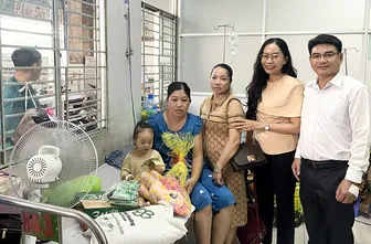 Trung tâm Công tác xã hội TP Cần Thơ thăm, tặng quà 20 bệnh nhi