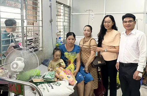 Trung tâm Công tác xã hội TP Cần Thơ thăm, tặng quà 20 bệnh nhi