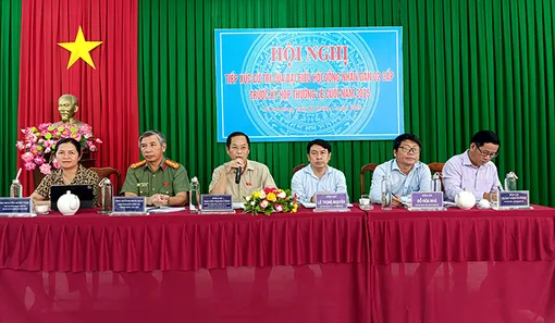 Tiếp xúc cử tri 2 cấp tại xã Cù Lao Dung