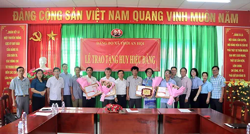 Đảng ủy xã Thới An Hội trao tặng Huy hiệu Đảng cho các đảng viên