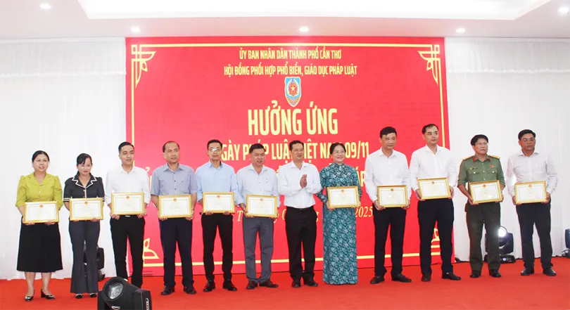 Nhiều hoạt động hưởng ứng Ngày pháp luật Việt Nam