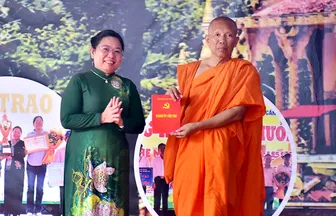 Mừng công 2 đội ghe Ngo chùa Bô Tum Reng Sây Tum Núp giành “cú đúp” vô địch