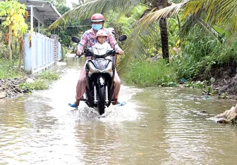 Cẩn trọng khi lưu thông trên đường nông thôn bị ngập