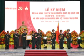 Trường Quân sự Quân khu 9 đón nhận Huân chương Bảo vệ Tổ quốc hạng Nhì