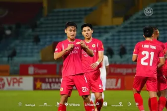 Thắng đậm Hà Tĩnh, Công an Hà Nội bám sát ngôi đầu