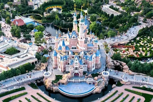Không cần sang Mỹ - Trải nghiệm Disney và Universal ngay tại châu Á cùng Traveloka