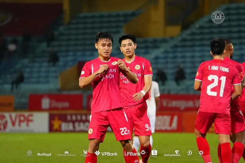 Thắng đậm Hà Tĩnh, Công an Hà Nội bám sát ngôi đầu