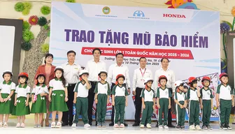 Trao nón bảo hiểm tặng học sinh