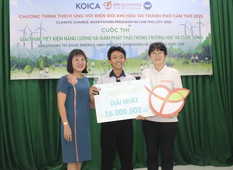 Nhóm tác giả đến từ Trường THPT Phan Ngọc Hiển đạt giải Nhất cuộc thi “Giải pháp tiết kiệm năng lượng và giảm phát thải trong trường học và cuộc sống”