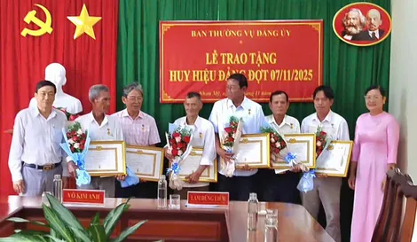 Xã Nhơn Mỹ trao Huy hiệu Đảng cho 6 đảng viên cao niên tuổi Đảng