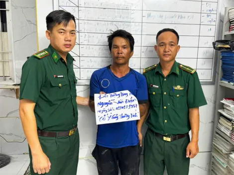Cà Mau: Bộ đội Biên phòng bắt đối tượng trốn truy nã trên tàu cá