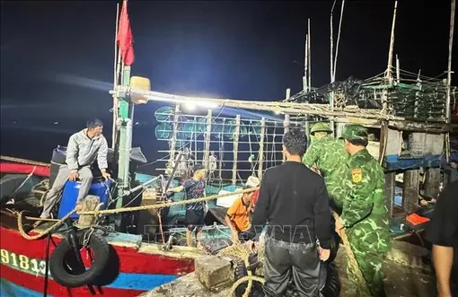 Ứng cứu 7 thuyền viên gặp nạn trên biển