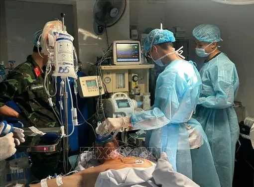 Thành công ca đại phẫu mở ngực đầu tiên tại Bệnh xá đảo Trường Sa