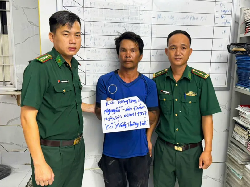 Cà Mau: Bộ đội Biên phòng bắt đối tượng trốn truy nã trên tàu cá