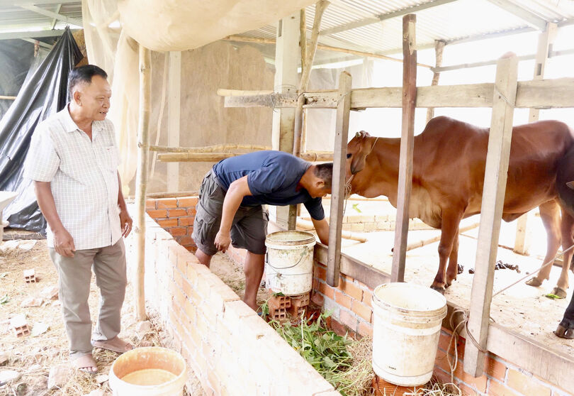 ប្រ​ធាន​ភូមិ​អស់​ពី​ចិត្ត​ដើម្បី​ប្រ​ជា​ជន​