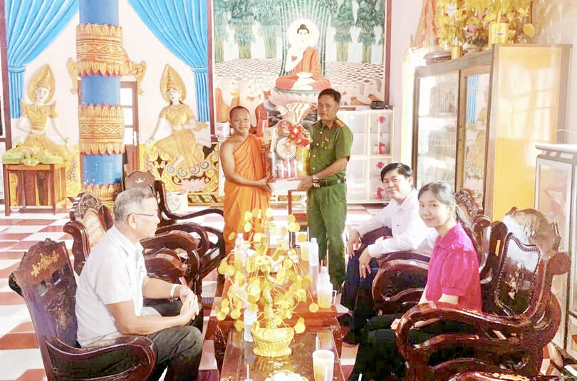 នគរ​បាល​ឃុំ​លិត​ហោយ​ធឿង រួម​ដំ​ណើរ​ជា​មួយ​ជន​រួម​ជាតិ​ខ្មែរ​ក្នុង​ពិធី​បុណ្យ​ប្រ​ពៃ​ណី​