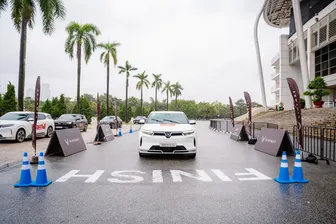 Người trẻ hào hứng sau tay lái VinFast VF 7 và VF 8: “Trải nghiệm thú vị, mang lại sự an tâm”